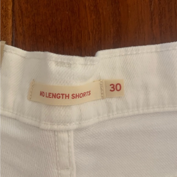 Levi's Strauss Women's Jean SHORTS Mid-Length Denim White Size 10 W 30 NWT Cuff - Picture 3 of 13